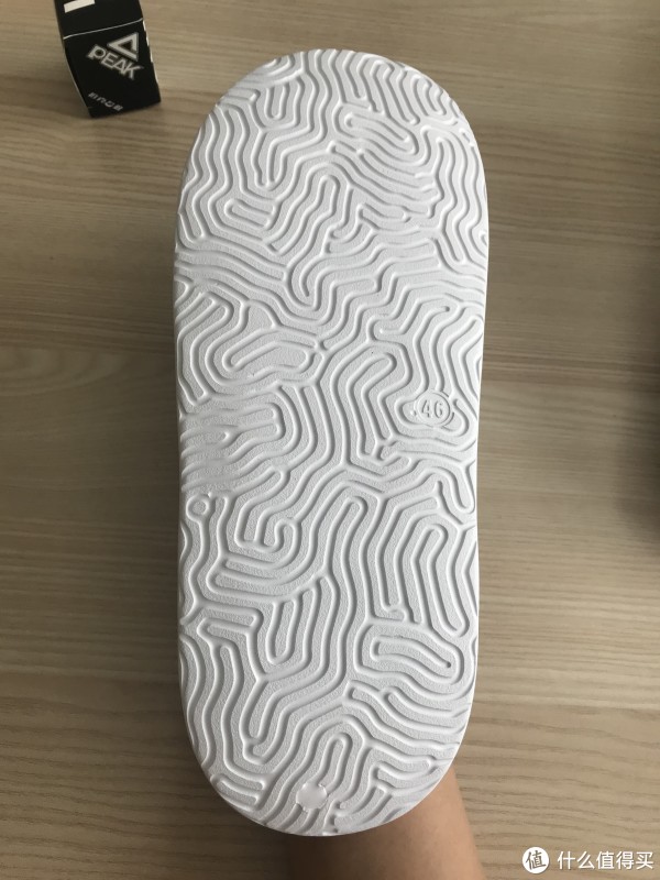 鞋底没什么设计，纹理还比较防滑