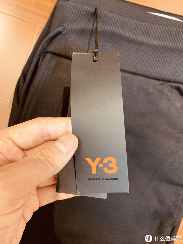 看吊牌，上面的阿迪达斯表明了他们是有瓜葛的。