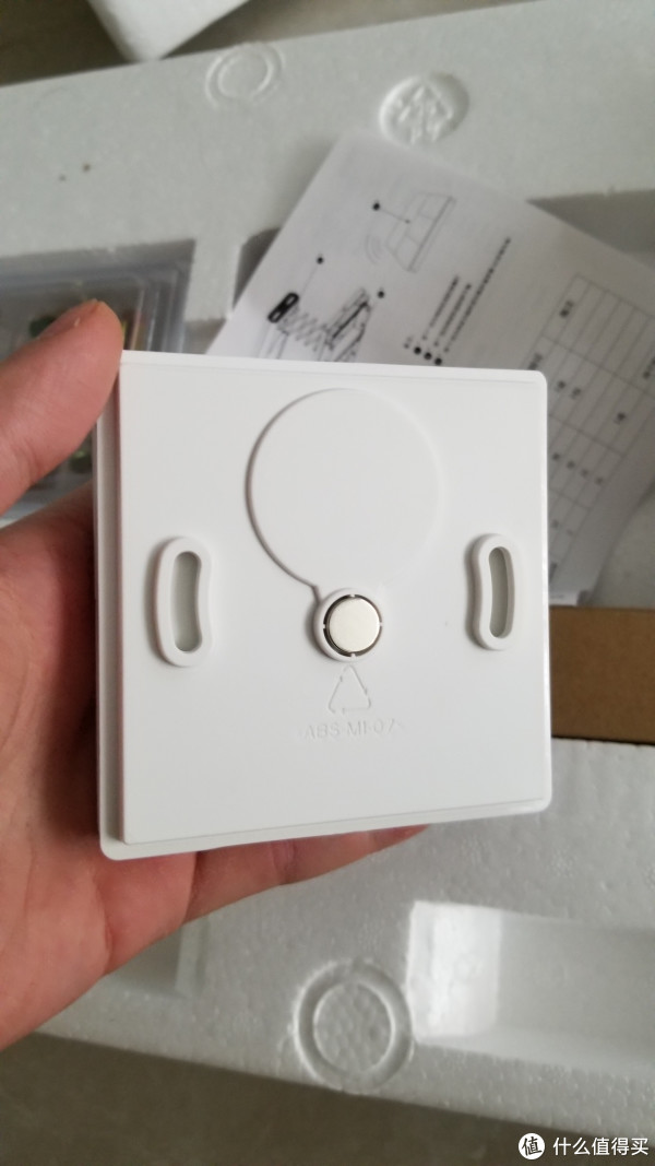 背面有个小磁铁可以吸附。