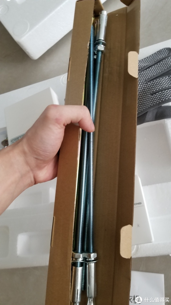 四根长吊顶用安装螺丝。师傅免费上门安装