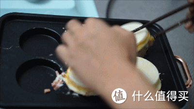 用筷子和手配合一下，把刚刚的那半套鸡蛋汉堡盖在面饼上，盖上盖子，中小火继续加热5分钟左右就OK了。不沾性能依旧很OK