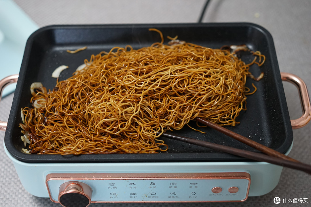 豉油香味出来后把火力调低,用筷子搅拌搅拌,大功告成