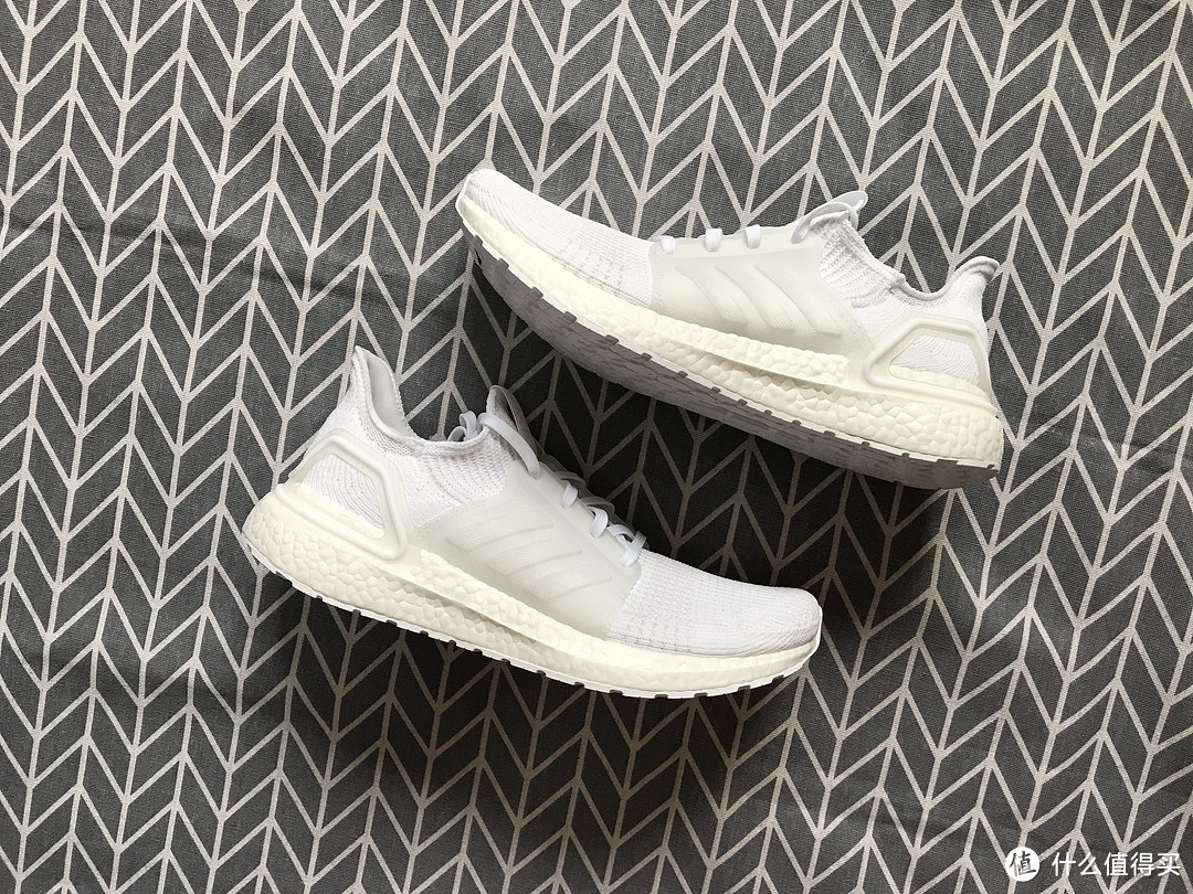 纯白的adidas UltraBoost 19