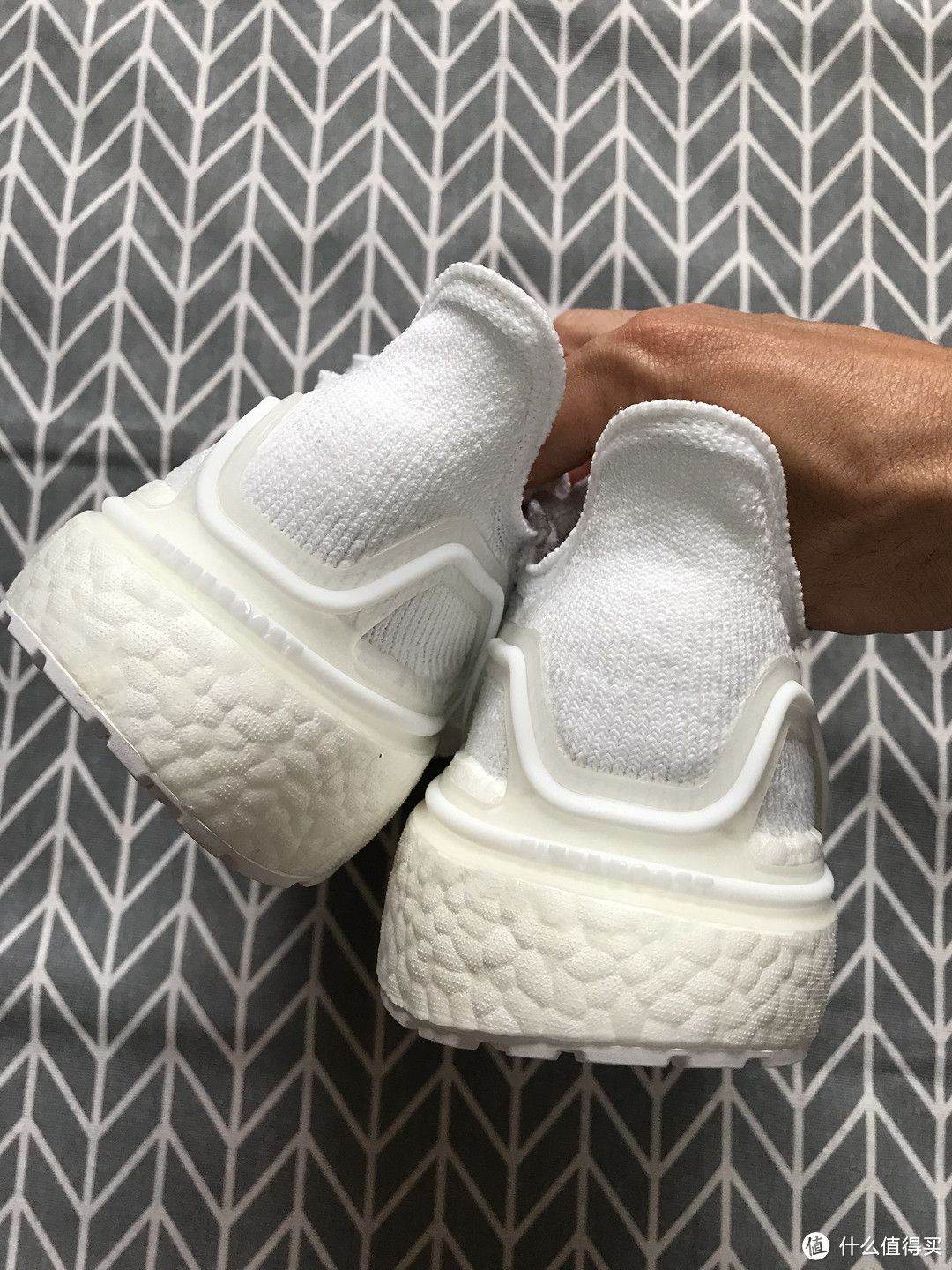 纯白的adidas UltraBoost 19