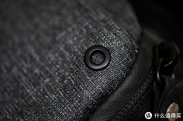 既然是防水设计,侧包就有一个开孔用于流出雨水。