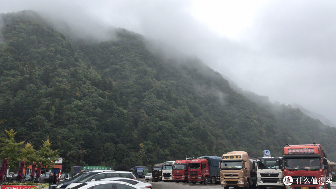 秦岭服务区刚下过雨，云雾缭绕