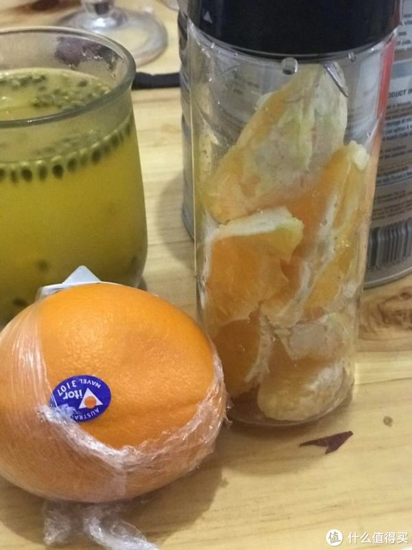 媳妇想喝橙汁，这有何难，直接走起，百香果汁是泡给娃喝的，哈哈，突然有点想念榨汁分离了，喝百香果的烦恼