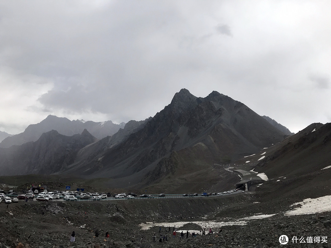 独库北段最热闹的达坂，大家都停车玩雪