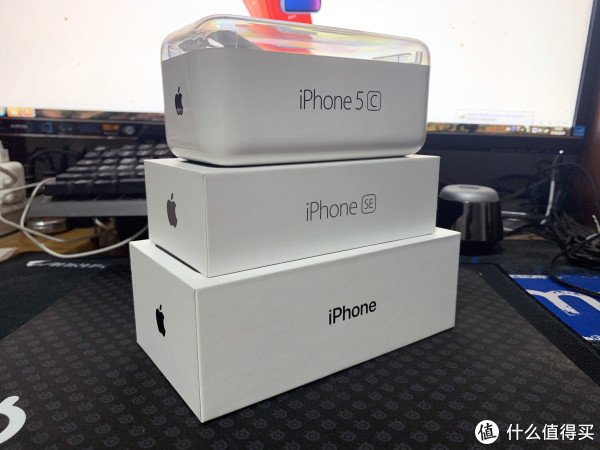 除了早期的iPhone初代到3GS的黑色包装盒，白色纸盒延续至今