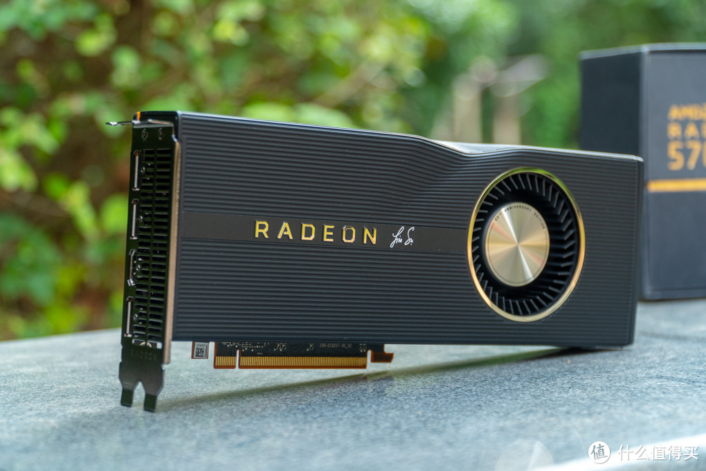 AMD Radeon RX 5700 XT 8GB 五十周年纪念版 正面造型和普通版本无异