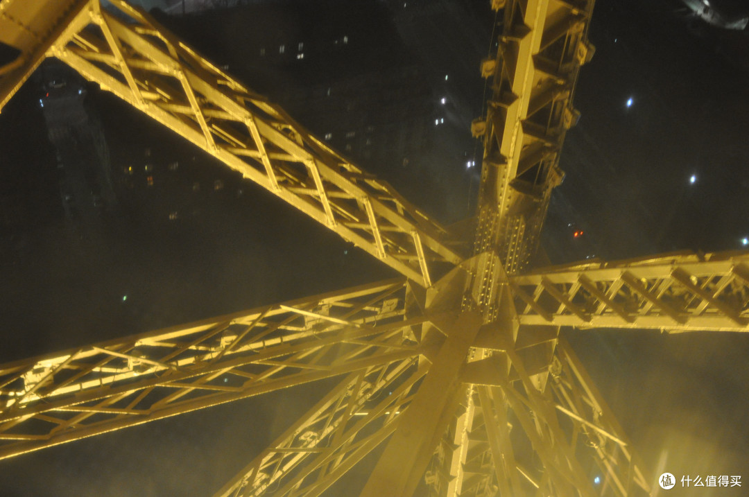 从下往上看铁塔铁塔上的香槟真不贵随便放几张乱拍照片.