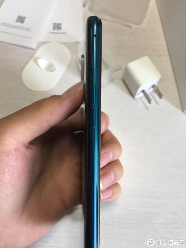 左侧音量键和卡槽