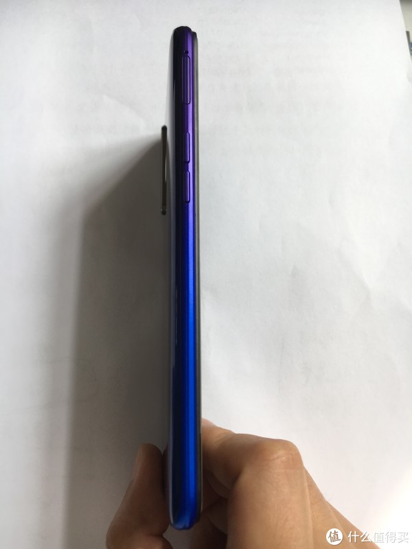 官方数据机身厚度8.9mm，音量键和卡槽在左侧，开机键在右侧