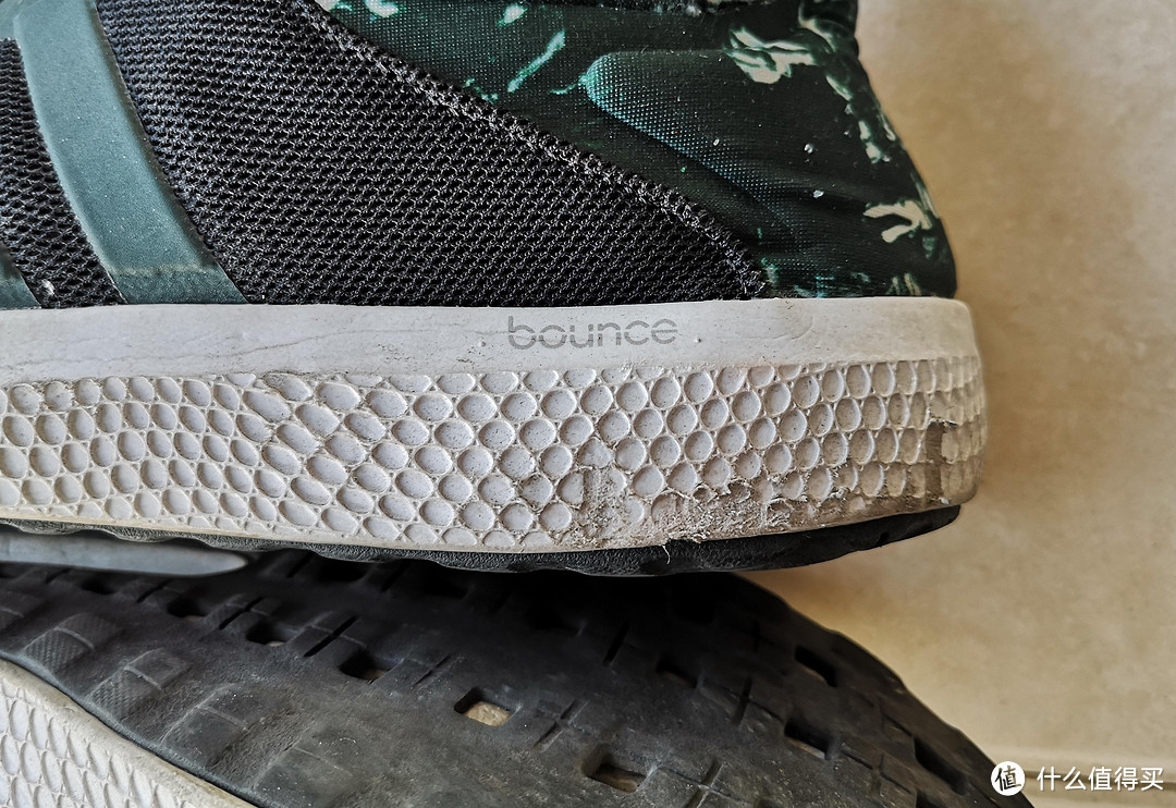 bounce鞋底,非常有弹性的eva材料,后跟磨损严重.