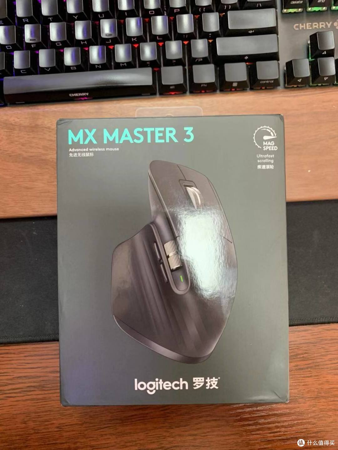 正面照,感觉好像和上代差不多。