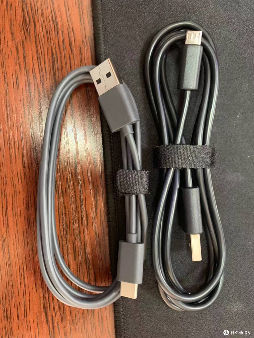 两款充电线对比，上代是光面，感觉有些普通。新款略带磨砂，有些类似苹果原装数据线。