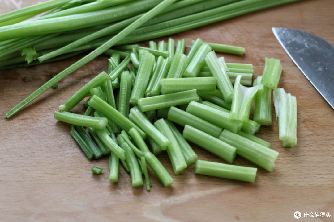 芹菜全身都是宝,翠绿鲜嫩营养高