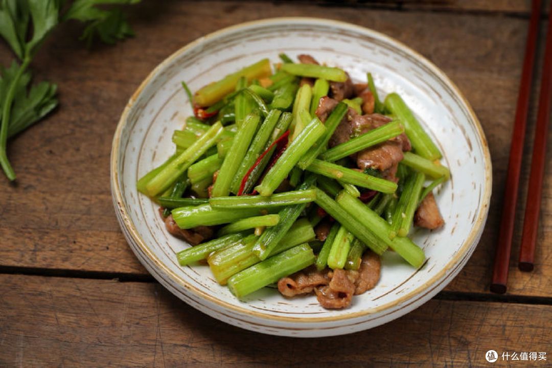 芹菜全身都是宝,翠绿鲜嫩营养高