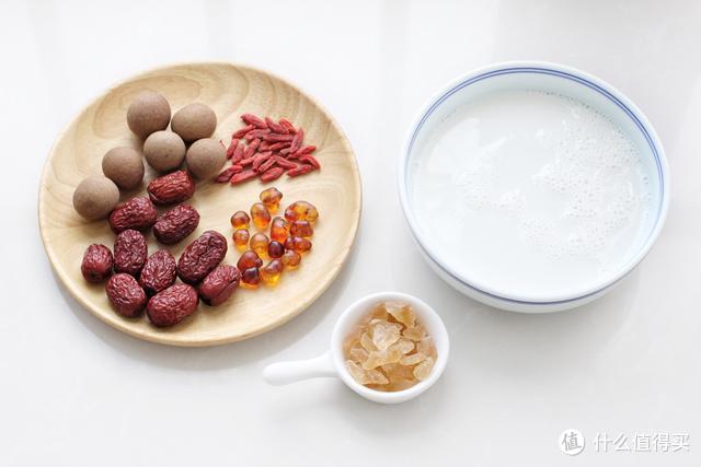 红枣桂圆桃胶炖奶，每周喝两次，气色红润有光泽