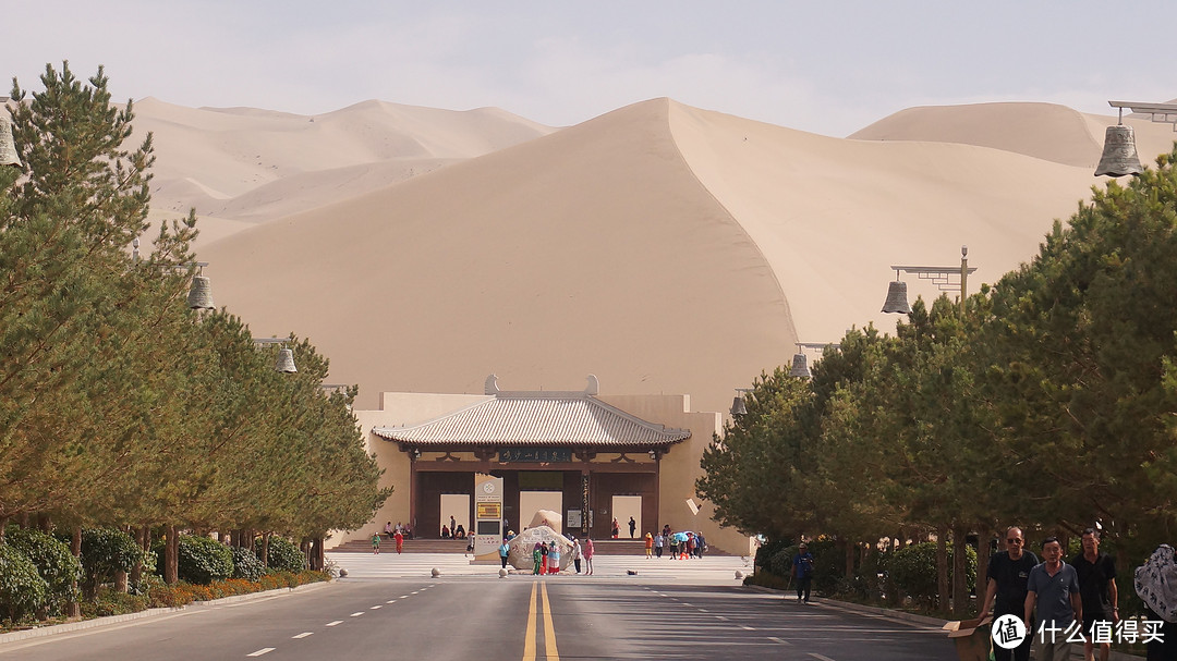 进入景区后，鸣沙山映入眼帘