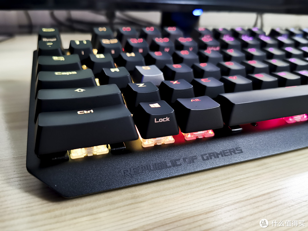 为游戏助攻！体验Ctrl加宽版机械键盘 ROG Strix Scope