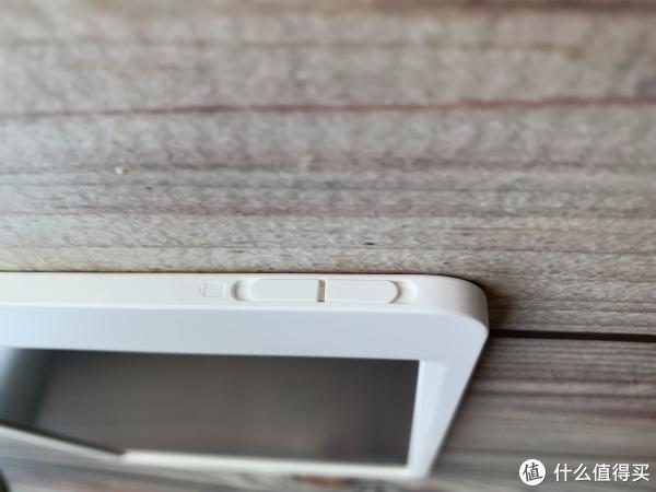 电池卡扣,两头往中间按可以取出