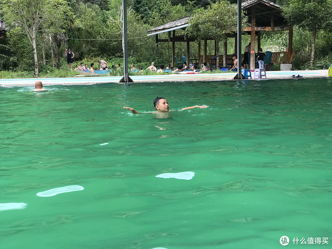 大池是个半尺寸的泳池，水温大概35度，不太热，孩儿们很喜欢