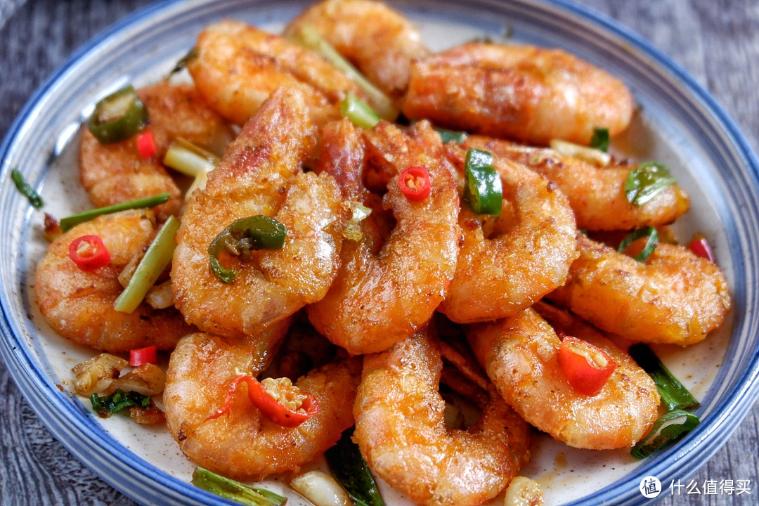 不需要半锅油炸,一样香酥到壳都不剩,外酥里嫩吮指椒盐虾