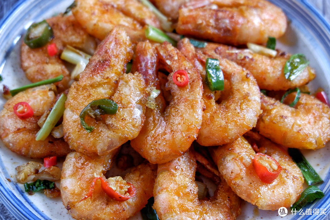 不需要半锅油炸,一样香酥到壳都不剩,外酥里嫩吮指椒盐虾
