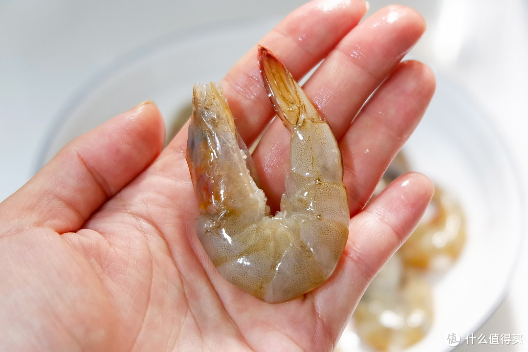 不需要半锅油炸,一样香酥到壳都不剩,外酥里嫩吮指椒盐虾
