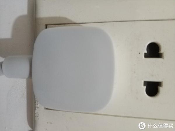 无印插头,这个熟悉的倒角让我想起了小米盒子的设计语言