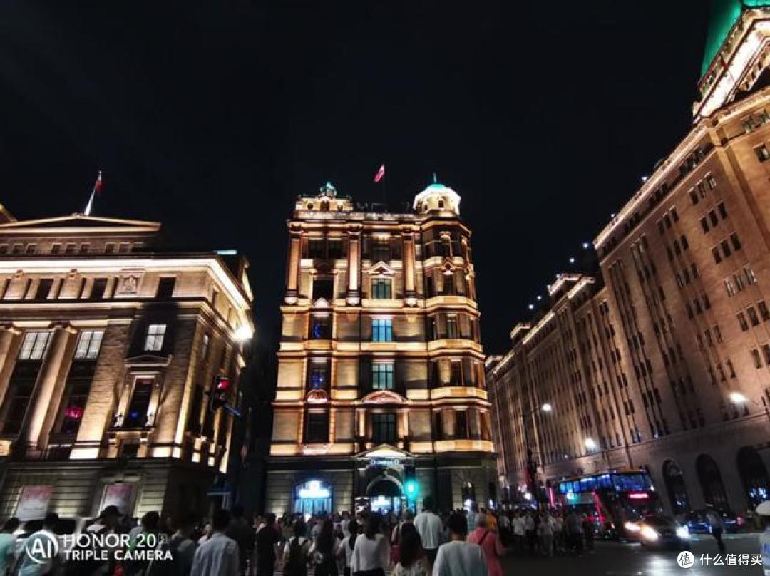 让女生爱不释手的不仅是外观,更是荣耀20S的夜景自拍