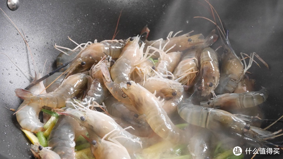 家常地道海鲜做法：鲜香葱油虾，好吃的流油