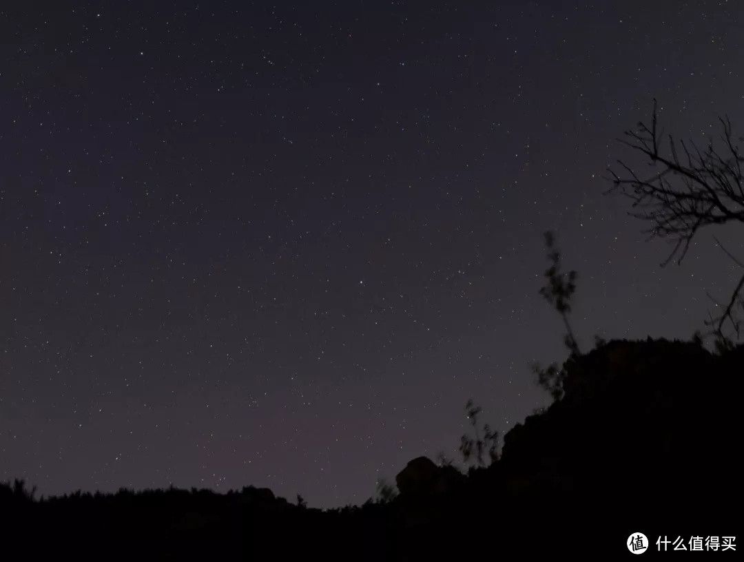 在边缘灯光强的地方看到的星星少很多，市区基本就看不见