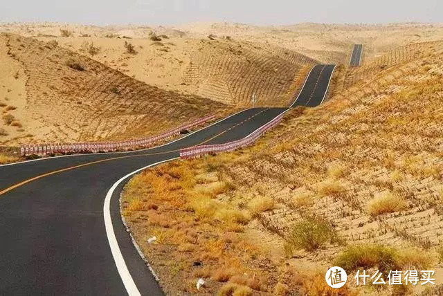 中国最孤寂的沙漠公路，你敢自驾游吗？