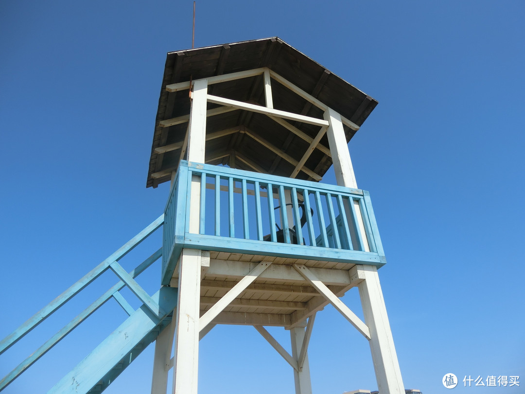 喷着蓝漆的瞭望台,小姐姐们可以在上面拍照