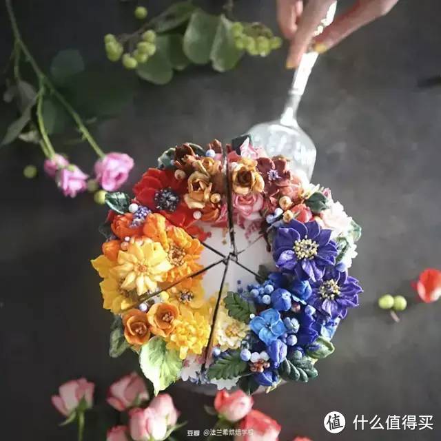 她的裱花蛋糕成为抢手货 引领婚礼一股新风潮