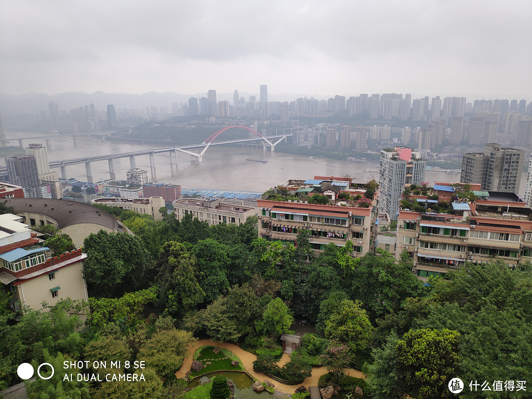 长江两岸，远处的山就是南山