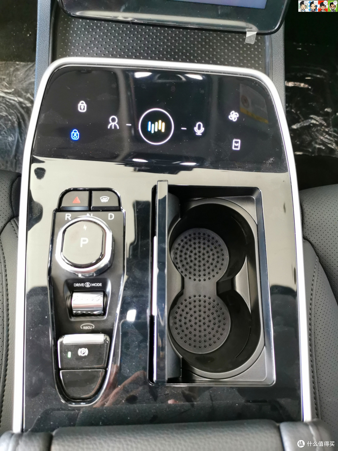 打开右侧盖板，里面有两个水杯槽。