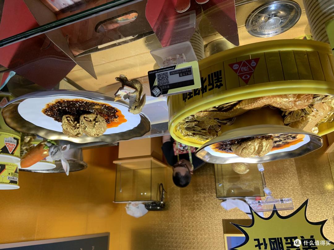 金灿灿的脑花和兔头,我真怀疑这东西吃了会不会中毒...