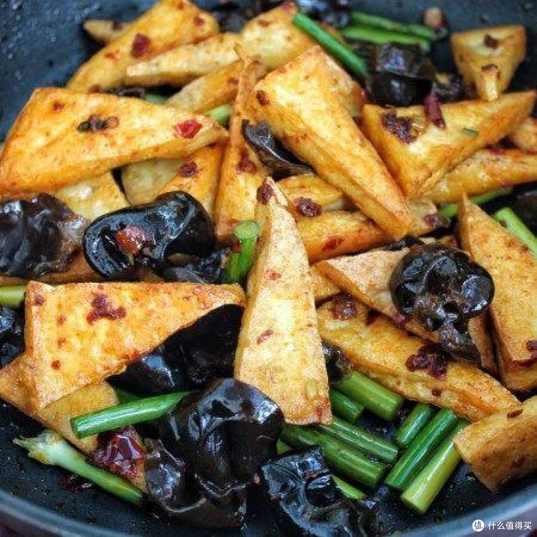 两元钱的一块豆腐能做两顿,香辣下饭,分分钟光盘的节奏