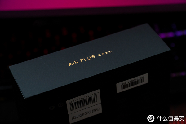 包装侧面的金色AIR PLUS 蓝牙耳机