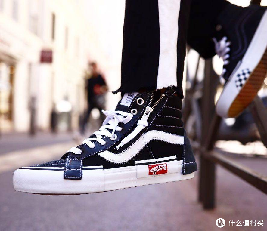 Vans  Sk8-Hi 经典款穿旧后，我选择了  “Deconstructed”补位