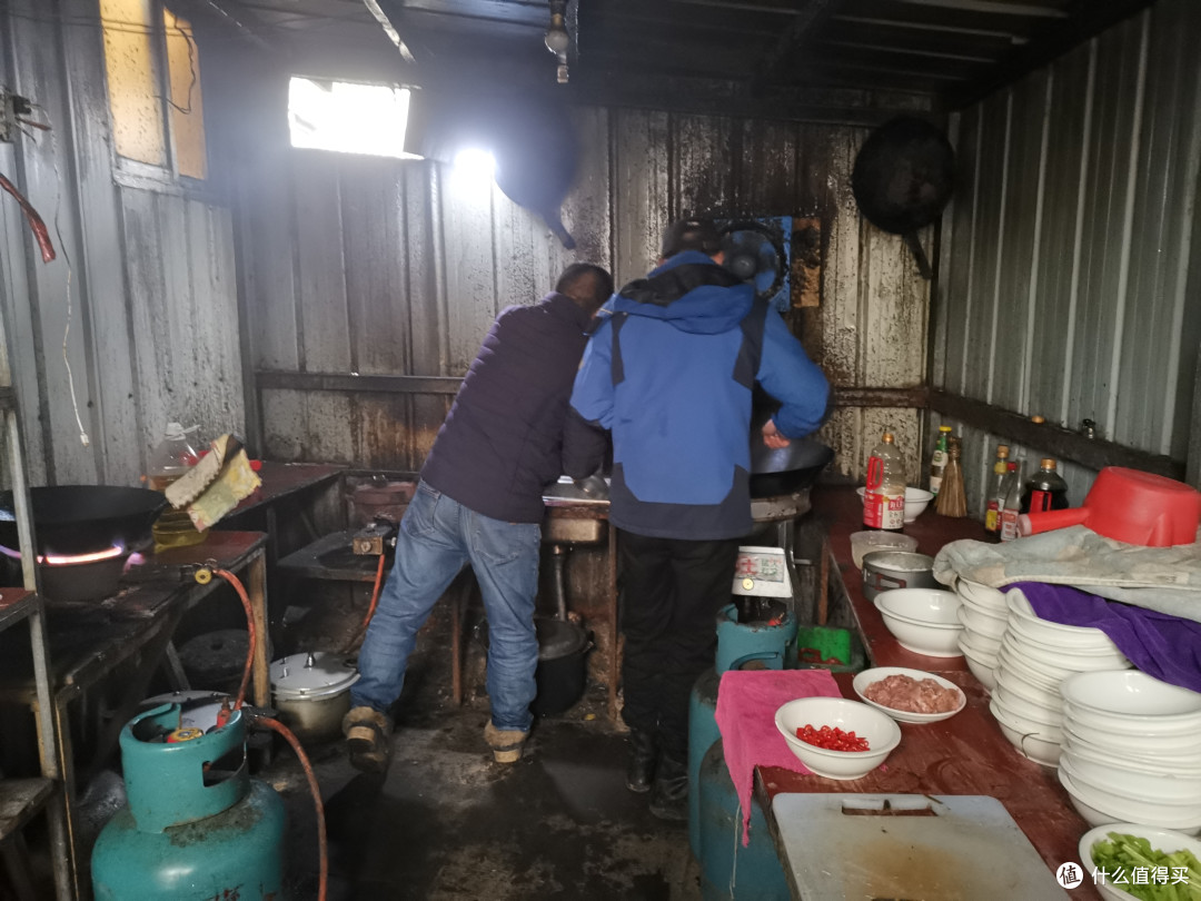 建议厨房,老板正在做饭