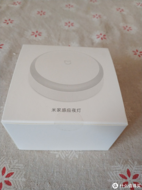 盒子开口处有透明圆形封口贴