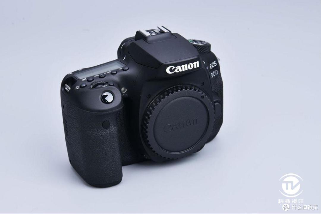 兼具专业与灵活的机身构造 佳能EOS 90D 套机外观解析