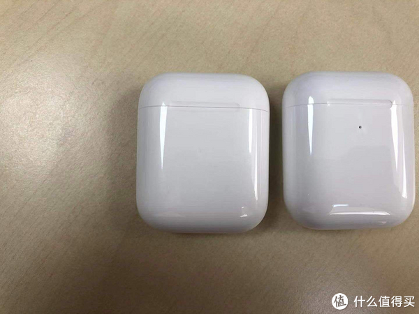 左边Airpods（呼吸灯在内部）、右边洛达1536（中间有个呼吸灯）