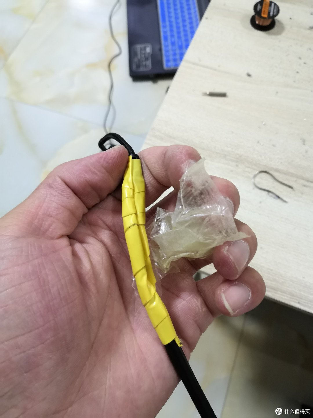 居然是透明胶……残留的胶很黏很恶心