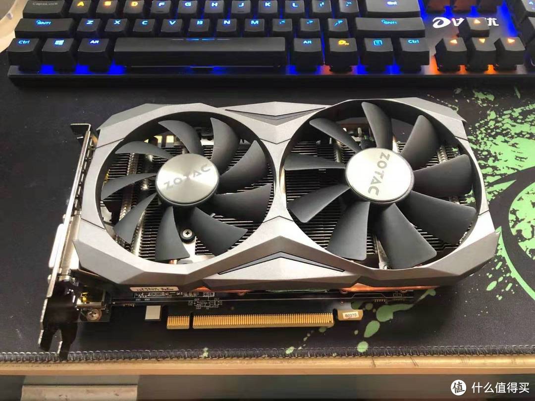 显卡本来想用索泰1070timini(同模有3000多的1080ti),但是和卖家沟通后发现最大兼容20.5CM的卡。锯的化少一个风扇，换散热器没意思，所以就放弃了。