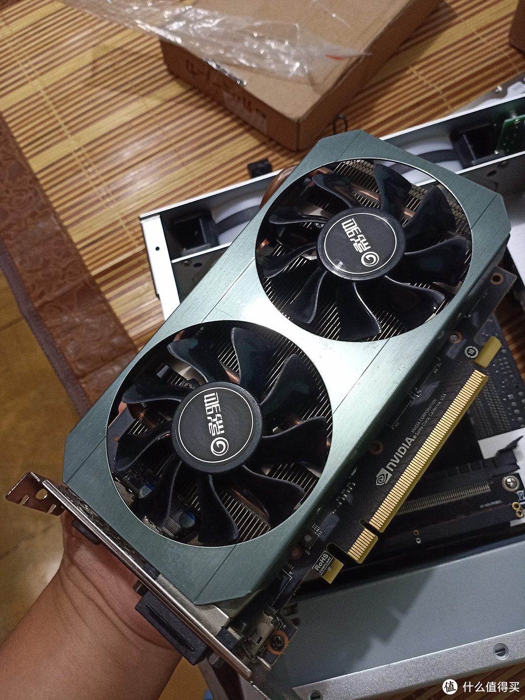 从乔思伯C2里面拆了一张影驰GTX1060 6gmini 19cm短卡，兼容范围，2K 60HZ用用1066也够了